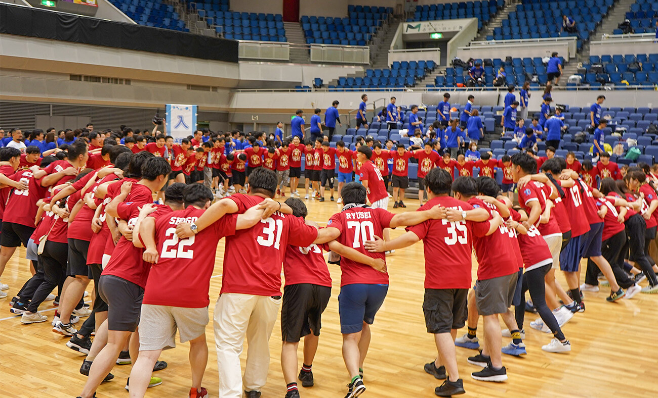 良い仕事は良い環境で⽣まれる。社員がスポーツを通じて結束している様子。